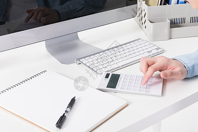 會計在桌上用計算機算賬